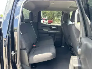 Chevrolet Silverado 1500 2021 4x2 Custom 4 puertas Cabina Crew 5.8 pies. SB