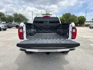 GMC Canyon 2023 4x2 Elevation 4 puertas Cabina Crew 5 pies. Caja corta