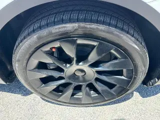 Tesla Model Y 2023 AWD Long Range 4p Crossover