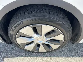 Tesla Model Y 2023 AWD Long Range 4p Crossover