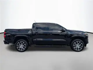 Chevrolet Colorado 2023 4x4 Z71 Cabina Crew 4 puertas 5 pies. Caja corta