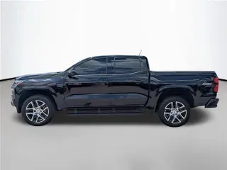 Chevrolet Colorado 2023 4x4 Z71 Cabina Crew 4 puertas 5 pies. Caja corta