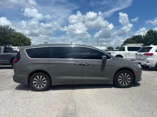 Chrysler Pacifica 2021 Touring L 4p Mini-Van