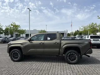 Toyota Tacoma 2026 4x4 TRD Sport 4 puertas, Doble Cabina, 5.0 pies caja corta, 8 velocidades automático