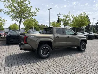 Toyota Tacoma 2026 4x4 TRD Sport 4 puertas, Doble Cabina, 5.0 pies caja corta, 8 velocidades automático