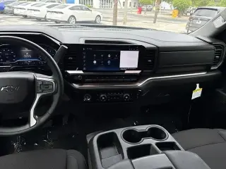 Chevrolet Silverado 1500 2024 4x2 RST 4 puertas Cabina Crew 5.8 pies. Caja corta