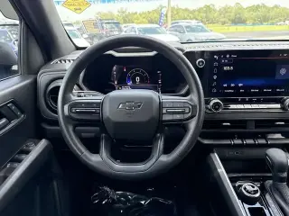 Chevrolet Colorado 2023 4x4 Trail Boss 4 puertas Crew Cab 5 pies. Caja corta