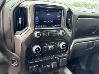 GMC Sierra 1500 2020 4x4 Denali 4 puertas Cabina Crew 5.8 pies. Caja corta