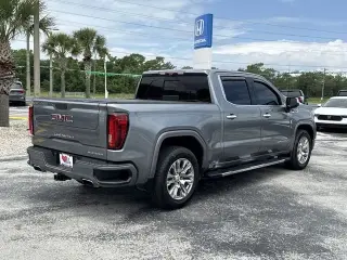 GMC Sierra 1500 2020 4x4 Denali 4 puertas Cabina Crew 5.8 pies. Caja corta
