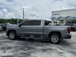 GMC Sierra 1500 2020 4x4 Denali 4 puertas Cabina Crew 5.8 pies. Caja corta