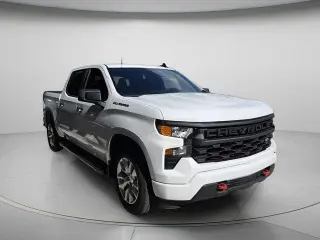 Chevrolet Silverado 1500 2024 4x2 Custom 4 puertas Cabina Crew 5.8 pies. Caja corta