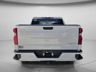 Chevrolet Silverado 1500 2024 4x2 Custom 4 puertas Cabina Crew 5.8 pies. Caja corta