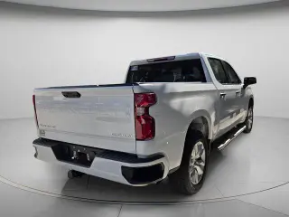 Chevrolet Silverado 1500 2024 4x2 Custom 4 puertas Cabina Crew 5.8 pies. Caja corta