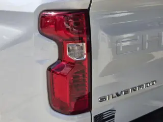 Chevrolet Silverado 1500 2024 4x2 Custom 4 puertas Cabina Crew 5.8 pies. Caja corta
