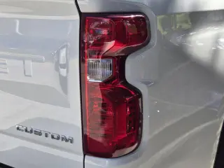 Chevrolet Silverado 1500 2024 4x2 Custom 4 puertas Cabina Crew 5.8 pies. Caja corta