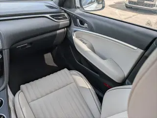 Genesis G70 2025 2.5T Estándar Sedán 4 puertas
