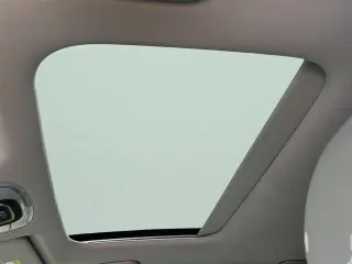 Hyundai KONA 2024 AWD Limited 4dr Crossover se traduce como 
Hyundai KONA 2024 tracción en las cuatro ruedas Edición Limitada 4 puertas Crossover