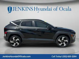 Hyundai KONA 2024 AWD Limited 4dr Crossover se traduce como 
Hyundai KONA 2024 tracción en las cuatro ruedas Edición Limitada 4 puertas Crossover