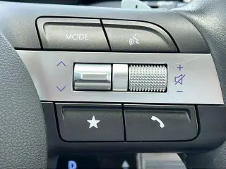 Hyundai KONA 2024 AWD Limited 4dr Crossover se traduce como 
Hyundai KONA 2024 tracción en las cuatro ruedas Edición Limitada 4 puertas Crossover