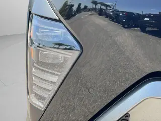Hyundai KONA 2024 AWD Limited 4dr Crossover se traduce como 
Hyundai KONA 2024 tracción en las cuatro ruedas Edición Limitada 4 puertas Crossover