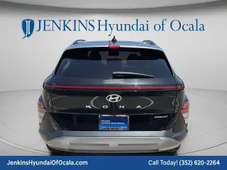 Hyundai KONA 2024 AWD Limited 4dr Crossover se traduce como 
Hyundai KONA 2024 tracción en las cuatro ruedas Edición Limitada 4 puertas Crossover