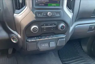 Chevrolet Silverado 1500 2024 4x4 Custom 4p Cabina de Tripulante Estándar 5.8 ft. CB