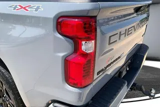 Chevrolet Silverado 1500 2024 4x4 Custom 4p Cabina de Tripulante Estándar 5.8 ft. CB