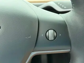 Tesla Model Y 2023 4p Crossover