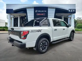 Nissan Titan 2023 4x4 PRO-4X 4p. Cabina de tripulación 5,6 pies BA