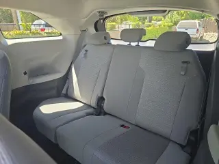 Toyota Sienna 2022 LE Minivan para 8 Pasajeros