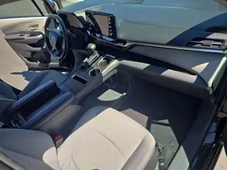Toyota Sienna 2022 LE Minivan para 8 Pasajeros