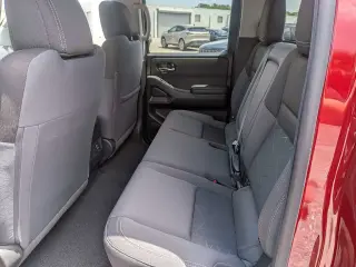 Nissan Frontier 2025 4x2 SV 4p Cab Doble Puerta 5 pies de caja