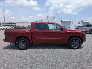Nissan Frontier 2025 4x2 SV 4p Cab Doble Puerta 5 pies de caja