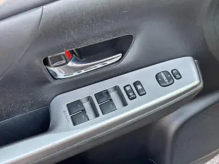 Toyota Prius v 2017 Cinco 4puertas Familiar