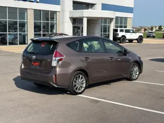 Toyota Prius v 2017 Cinco 4puertas Familiar