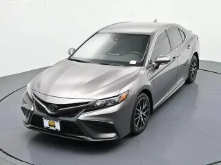 Toyota Camry 2024 SE Sedán de 4 puertas