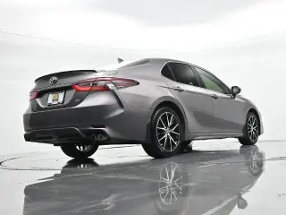 Toyota Camry 2024 SE Sedán de 4 puertas