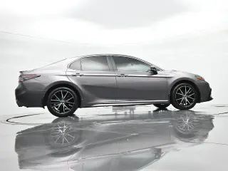 Toyota Camry 2024 SE Sedán de 4 puertas