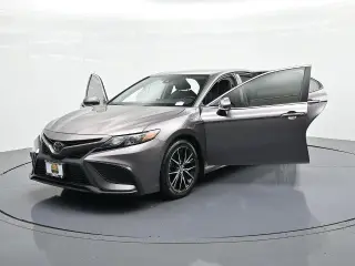 Toyota Camry 2024 SE Sedán de 4 puertas