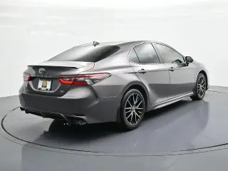 Toyota Camry 2024 SE Sedán de 4 puertas