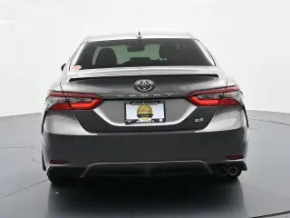 Toyota Camry 2024 SE Sedán de 4 puertas