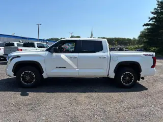Toyota Tundra 2024 4x4 SR5 Cabina CrewMax de 4 puertas Pick‑up SB