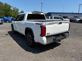 Toyota Tundra 2024 4x4 SR5 Cabina CrewMax de 4 puertas Pick‑up SB