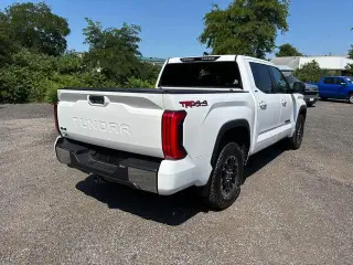 Toyota Tundra 2024 4x4 SR5 Cabina CrewMax de 4 puertas Pick‑up SB