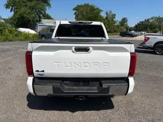 Toyota Tundra 2024 4x4 SR5 Cabina CrewMax de 4 puertas Pick‑up SB