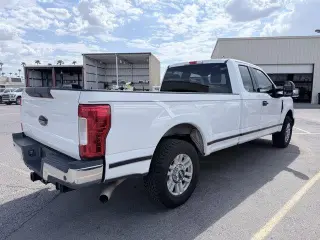 Ford F-250 Super Duty 2018 4x2 XLT 4 puertas Cabina Súper 6.8 pies de caja corta de carga
