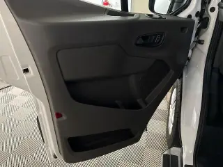 Ford Transit 2025 250 de 3 puertas, distancia entre ejes larga (LWB), techo bajo, furgoneta de carga