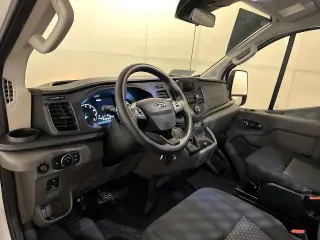 Ford Transit 2025 250 de 3 puertas, distancia entre ejes larga (LWB), techo bajo, furgoneta de carga