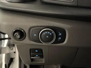 Ford Transit 2025 250 de 3 puertas, distancia entre ejes larga (LWB), techo bajo, furgoneta de carga
