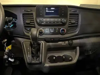 Ford Transit 2025 250 de 3 puertas, distancia entre ejes larga (LWB), techo bajo, furgoneta de carga
